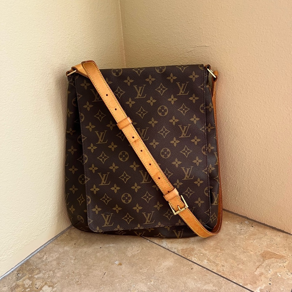 SOLD!!!!!! Louis Vuitton GM Musette Salsa